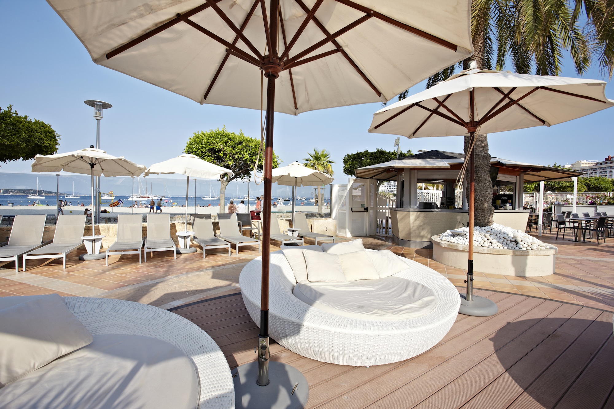 Son Matias Beach, hotel in Palmanova – terrace