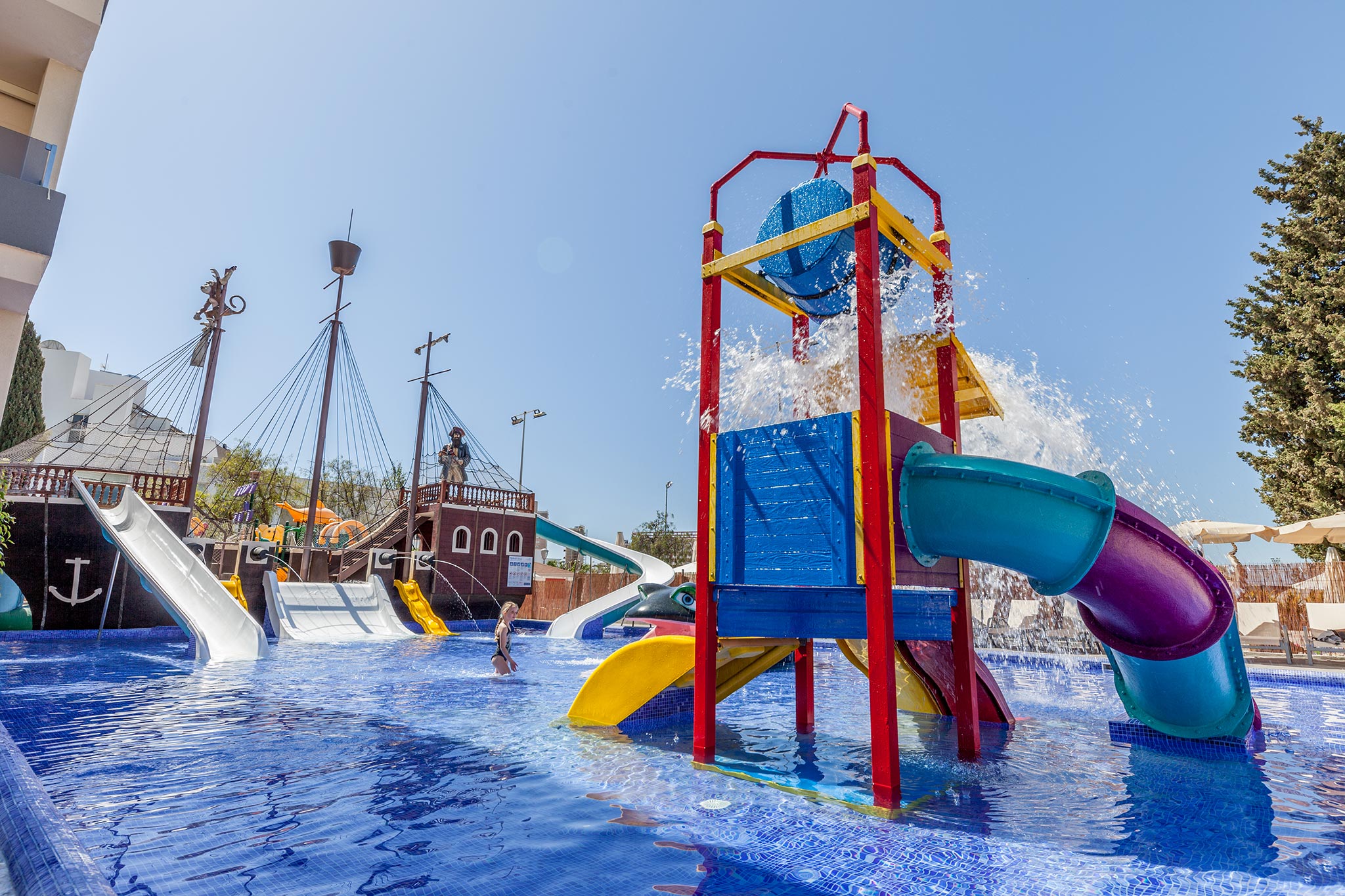 Zafiro Palmanova, aparthotel en Mallorca – piscina infantil con toboganes