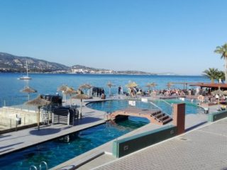 Alua Hawaii Mallorca & Suites pool by the sea