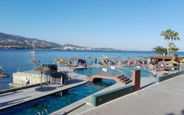 Alua Hawaii Mallorca & Suites pool by the sea
