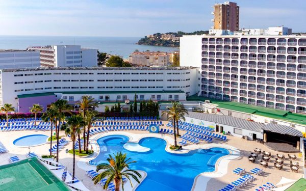 Samos Hotel Magaluf building and pool